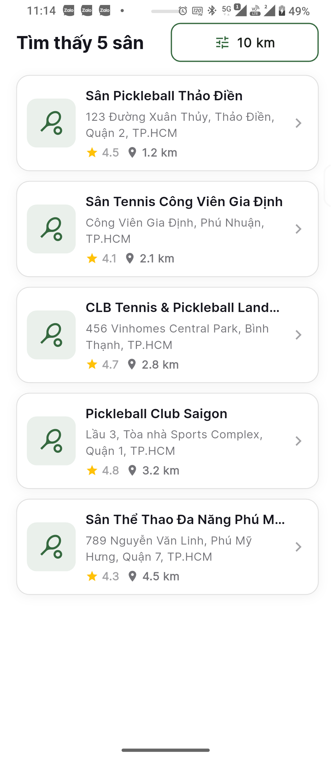 Court search results listing five nearby pickleball courts with address, rating and distance